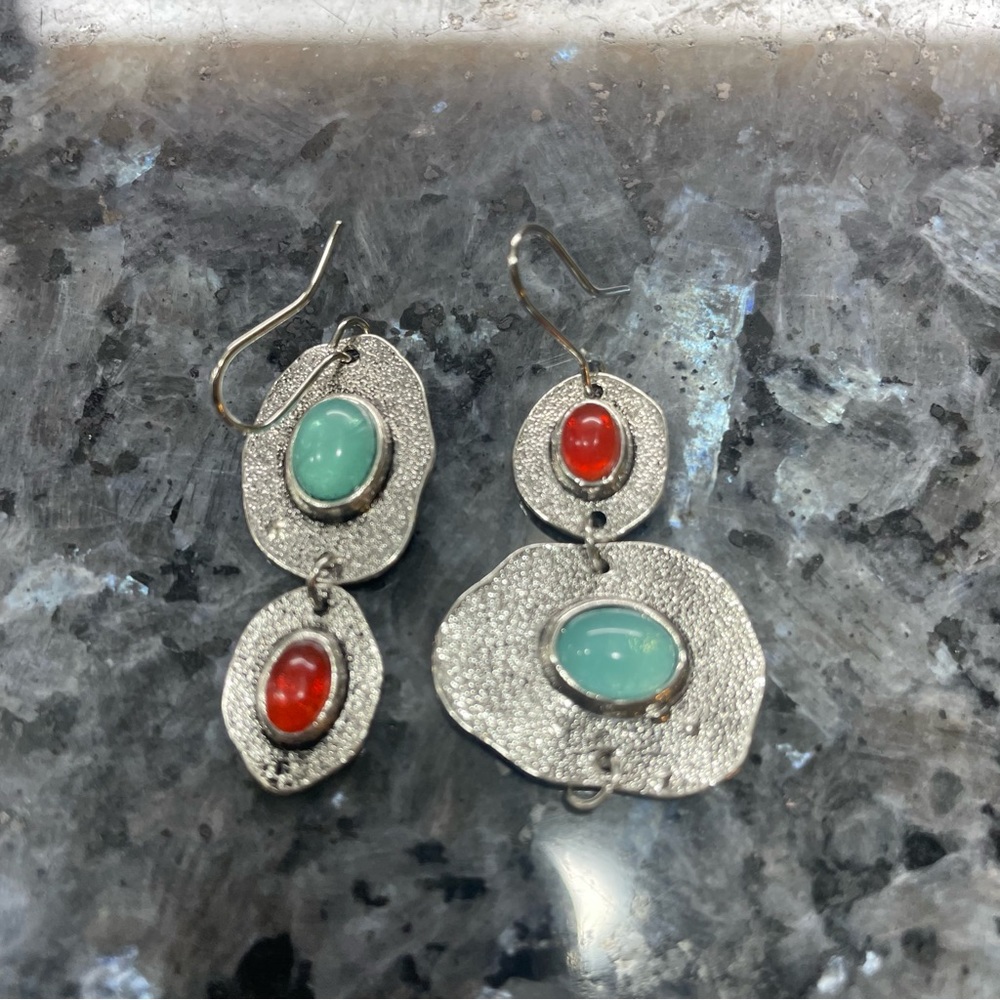 $2/$25 or 3/$35 NWOT Asymmetrical oval shaped silver and moonstone earrings - Picture 2 of 3